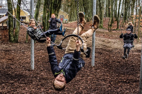 Die Schaukel befindet sich nicht auf einem klassischen Spielplatz, wodurch sie dem Stigma entzogen wird, sie sei nur etwas für Kleinkinder.<br />