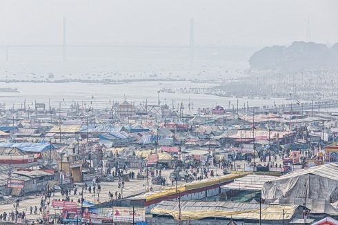 Mobiles Wohnen jenseits von Flüchtlingsunterkünften: Zeltstadt des Kumbh Mela Festes, das alle zwölf Jahre stattfindet.<br />