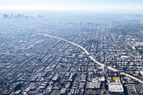 „Los Angeles wird vermutlich ebenfalls schrumpfen, die Leute verlassen Los Angeles.“ Im Bild rechts unten „Second Home Office“ von Selgascano.<br />