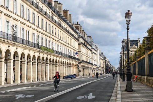 Das Projekt „Paris en Commun“ sieht auch die Sperrung wichtiger Straßen für den Autoverkehr vor. Viel diskutiert wurde die Sperrung der Rue de Rivoli am Grand Louvre bis zur Place de la Concorde.<br />
