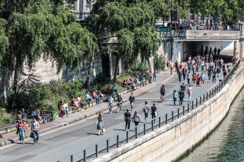 Die zeitweise Verbannung des Autoverkehrs von den tiefer gelegten Straßen an den Quais der Seine findet sehr positive Resonanz.<br />