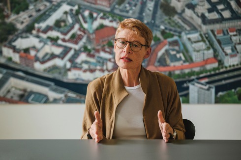 Das Interview fand am 22. Juli in den temporären Räumen der Senatsver­waltung für Stadtentwicklung und Wohnen am Fehrbelliner Platz statt.<br />