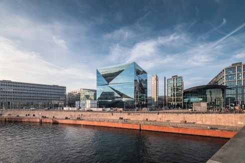 Der Städtebau im Umfeld des Hauptbahnhofs wurde vor der Amtszeit von Regula Lüscher entschieden. Am gläsernen CUBE von 3XN übt sie Kritik.<br />