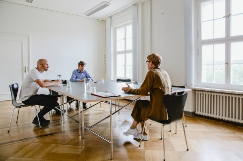 Regula Lüscher im Ge­spräch mit Benedikt Crone und Sebastian Redecke.<br />