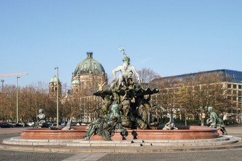 Der Neptun-Brunnen soll vor dem Roten Rathaus stehenbleiben und nicht ans neue Berliner Schloss versetzt werden.<br />