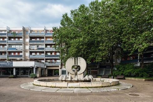 Die Brunnen des Bildhauers Friedrich Kracht im Osten und Westen des Platzes stehen bereits seit 2019 unter Denkmalschutz. Der östliche Brunnen ist außer Betrieb und harrt einer Restaurierung.<br />