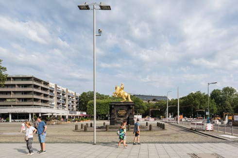 Der Neustädter Markt, Blick nach Osten. Das barocke Reiterstandbild Augusts des Starken wurde im Zweiten Weltkrieg ausgelagert und 1956 wieder aufgestellt. <br />