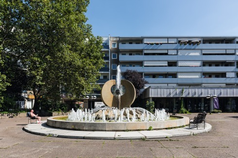 Die Wohnbebauung wurde teilweise von  Knerer &amp; Lang Architekten saniert (Bauwelt 34.1997).<br />