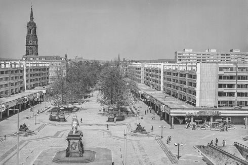 1981: Blick in die zum Fußgängerbereich umgestal­­t­ete Straße der Befreiung, heute Hauptstraße.<br />