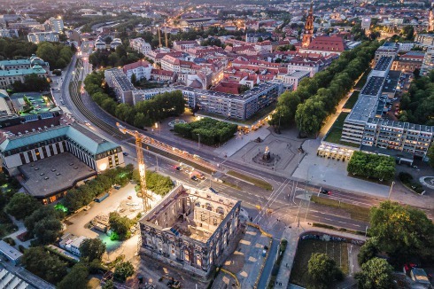 Blick über den Neustädter Markt nach Norden. Im Vordergrund die Baustelle Blockhaus, das zum (Kunst-)„Archiv der Avantgarden“ werden soll.<br />