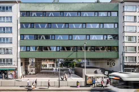 Zuerst war die Idee, die grünen Fassadenpartien zu fliesen. Schließlich entschieden B-architecten sich gegen die dazu nötige Klebung und für mit Nägeln angebrachte Dachziegel.<br />