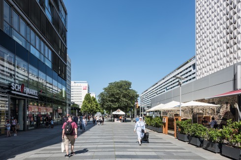 Blick in die Prager Straße von Süden, aus Richtung Hauptbahnhof kommend<br />