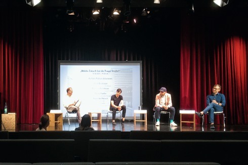 Drei Diskutanten und ein Moderator: Martin Fiedler, Alexander Poetzsch, Matthias Korntheuer und Bauwelt-Redakteur Ulrich Brinkmann (v. r. n. l.) auf der Bühne des Kaba­-rett-Theaters „Herkuleskeule“ im Kulturpalast.<br />