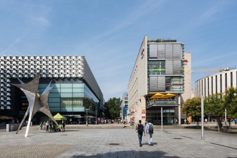 „Wöhrl Plaza“ bildet mit seinem Balkon eine auffällige Situation am Nord­ende der Prager Straße. Die Centrum-Galerie hält mit ihren Aluminium-Waben die Erinnerung ans alte Centrum-Warenhaus wach.<br />