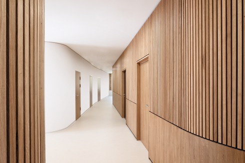 Das Therapiezentrum mit Wohnungen der Gemeindeverwaltung von Lingenau ist ebenfalls ein Haus ohne Haustechnik mit 50 cm starken Ziegelwänden und Fenstern mit Lüftungsklappen.<br />