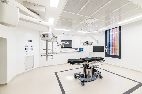 OP-Saal im „Plateau Technique“ mit Fenster und den farbigen Lamellen<br />
