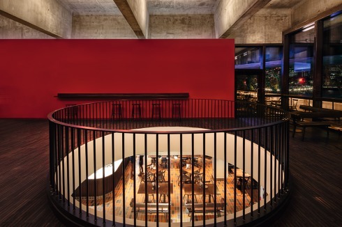 Das Kino ist Teil einer Kultur-Meile, nebenan befindet sich das National Theatre. Carmody Groarke ziehen eine Zwischenebene ein: Im Café werden die Stahl­betonrippen fast greifbar.<br />