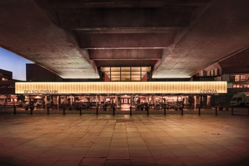 Die illuminierten Panels des umgebauten Kinos machen den Raum unter der  Waterloo Bridge einladender als „unter der Brücke“ üblich.<br />