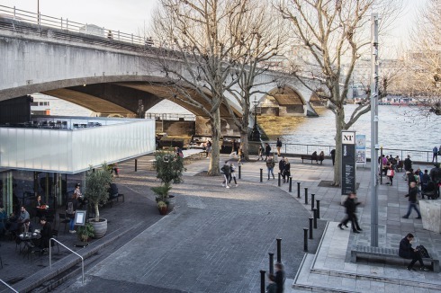 Das Polycarbonat-Dach steht unter der Brücke hervor, wodurch die Signalwirkung zum Fluss verstärkt wird.<br />