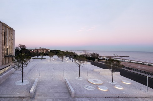 Der Piazzale treppt sich vom Casinò zur Straße ab. Hinter der Straße Lungomare liegt eine Aussichtsplattform, dann beginnt der Strand mit Badehäuschen.<br />