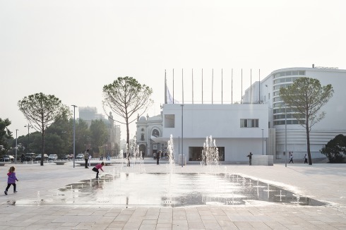 Wasserspiel in der Platz-Mitte, dahinter der Palazzo del Cinema, Architekt: Luigi Quigliata (1937/’52)<br />