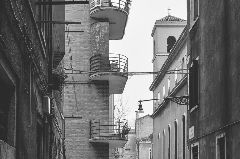 Die Fotografie zeigt die Calle Sagredo  in Castello, dem größten der sechs Stadtteil Venedigs.<br />
