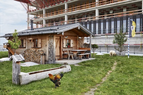 Die Ruhe der Alm auf einem Dach im Münchener Werksviertel. Wenn im Hochhaus dahinter die Lichter angehen, lässt sich mit geschlossenen Lidern vom Alpenglühen träumen.<br />