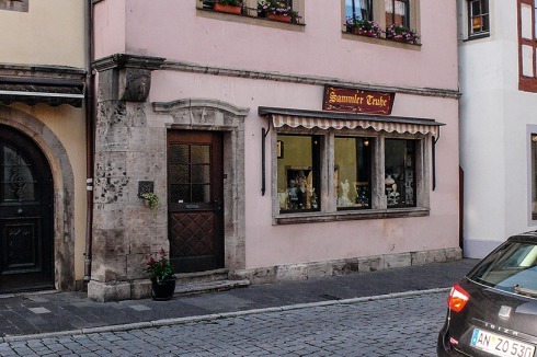 Für Eilige kaum erkennbar: Die Rödergasse in Rothenburg ist fast vollständig ein Werk des Wiederaufbaus. Es lohnt ein Blick auf die Details, um die Geschichte zu lesen, die sie von Zerstörung und Wiederaufbau erzählen.<br />