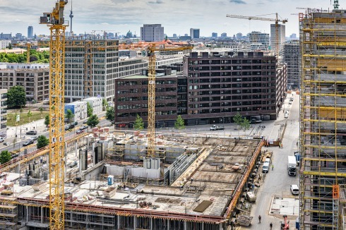 Der dreieckige Quartiersplatz vor dem fast fertigen und inzwischen teilweise bezogenen Mixed-use-Block von Robertneun.<br />