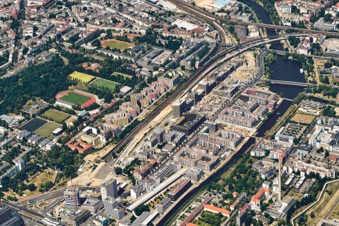 Die Europacity auf ehemaligem Bahngelände zwischen den Berliner Stadtteilen Moabit im Westen und Mitte im Osten. Im Südosten des Areals (linke untere Bild­ecke) der Hauptbahnhof, im Nordwesten entlang der Bahntrasse das im Bau befindliche Quartier Heidestraße. <span class="OffWhite"> </span><br />