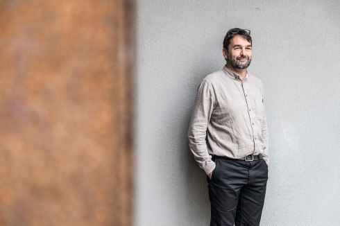 <strong>Eric Honegger</strong> ist Architekt, nach Einsätzen in der humanitären Hilfe in Afrika und im Balkan gründete Honegger 1998 zusammen mit Barbara Buser das Baubüro Mitte. Heute beschäftigt die daraus entstandene Baubüro in situ AG rund 60 Mitarbeiterinnen und Mitarbeiter.<br />