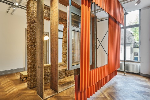 Ausgestellter Wandaufbau mit Stroh als Dämmung.<br />