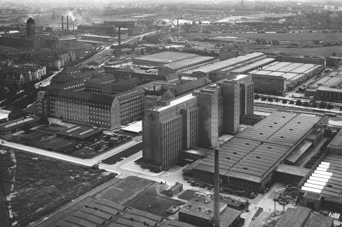 Damals: Die Siemensstadt auf ihrem baulichen Höhepunkt, 1931. Blick nach Süden über die Schaltwerkhallen, Hertlein-Scheibe und Verwaltungsgebäude.<br />