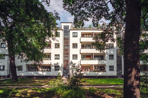 Bekannte Nachbarn: Wohnzeilen in der Ringsiedlung von Walter Gropius ...<br />