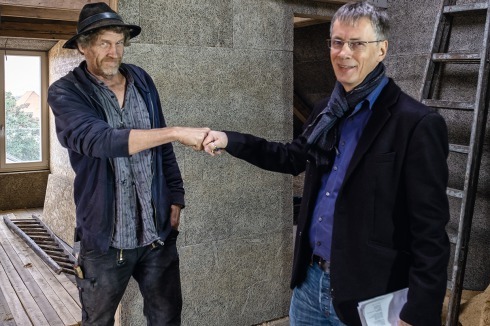 Mit Handwerkern und Planern pflegt Anselm Graubner ein vertrauensvolles Verhältnis, das über mehrere Projekte in vielen Jahren gereift ist. Hier auf der Baustelle in der Schopenhauerstraße.<br />