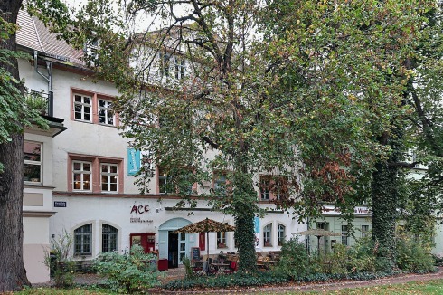 ... und ist bis heute mit Restaurant und Galerie ein Treffpunkt der Weimarer.<br />