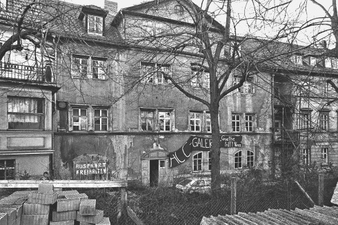 Der 1988 als „autonomes cultur centrum“ besetzte Altbau am Burgplatz 1 war der Startpunkt von Graubners Engagement für die Sanierung von Weimar – ...<br />