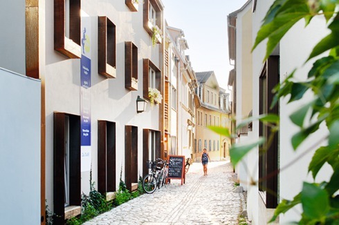 Die Straßenfassade ist inzwischen komplett begrünt.<br />