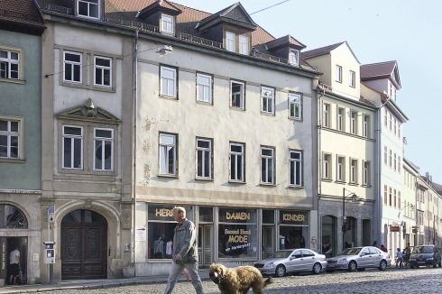 Das klassizistische, um 1900 umgebaute Haus am Herderplatz erwarb Graubner 2006; ...<br />