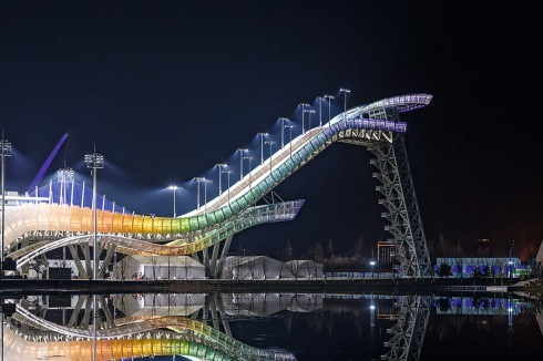 To convince the Chinese authorities of the project’s national value, the archi­tects compared the shape of the slope to the old Dunhuang fresco paintings, with a Buddhist god flying into the air.<br />