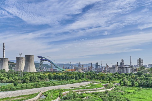 With its dynamic form and Olympic color scheme, the slope soars upward, a horizontal landmark that lies in the shadow of the preserved cooling towers of the old steelworks, and directly in front of the striking silhouette of the western Xīshān Mountain Range on the horizon.<br />