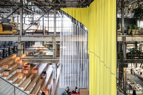 Six large, adjustable curtains facilitate the flexible subdivision of the spaces. The curtains enhance the diverse climate zones and improve the acoustics.<br />