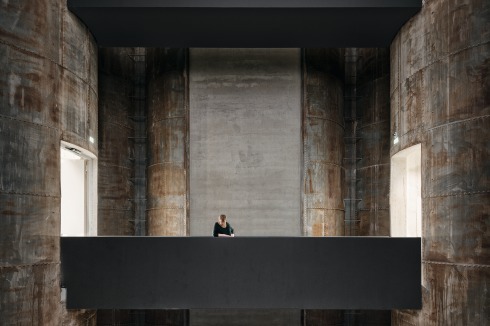 Durch das Herausnehmen von sechs inneren Röhren im Silo-Turm entstand ein atemberaubender, 45 Meter hoher Stahlschacht. Ein Betonbau auf den Silos bildet eine Dachterrasse aus. Zwei Stahlbrücken im ersten und zweiten Obergeschoss bilden im Hohlraum der Silos Übergänge zwischen Bestandsbau und neuer Erweiterung.