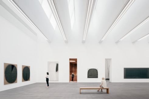 Im größten Ausstellungsraum des Erweiterungsbaus wird aktuell eine Sonderschau mit Werken von Erwin Bechtold gezeigt.<br />