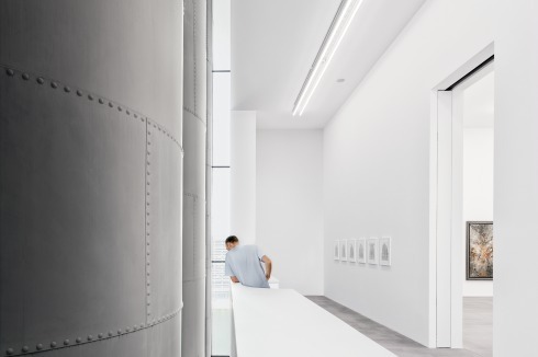 Kunst und Tageslicht: Lange schmale Lichtschlitze in der Fassade prägen das äußere Erscheinungsbild der Erweiterung und belichten sorgsam die zusätzlichen 2500 Quadratmeter Ausstellungsfläche.<br />