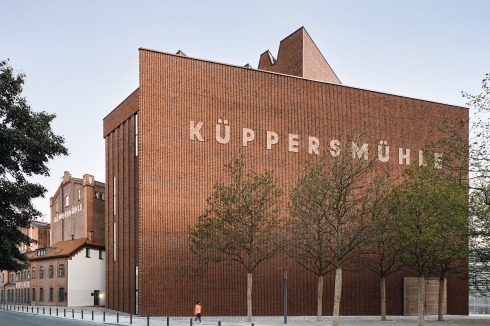 Prägnante Struktur: für das Mauerwerk der Ostfassade wurden knapp 1000 Klinkersteine gebrochen, handgeschliffen und verbaut.<br />