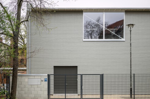 Sie bilden einen Kontrast zu den großformatigen Fensteröffnungen und der klaren Formensprache.<br />