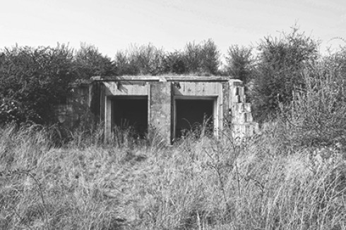 Das Krematorium entstand durch den Umbau zweier Garagen, die zu einem al­ten Flugabwehrgelände ge­hören.<br />