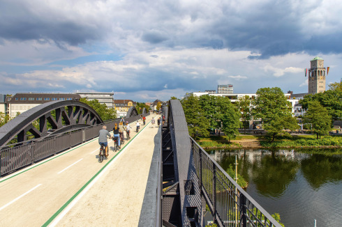 Für den Radschnellweg RS1 wurde bei Mülheim eine ungenutzte Ruhrbrücke und das Stadt-Viadukt vom Bahn- für den Radverkehr umgebaut.<br />