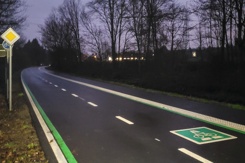 Vorfahrt auf der Rad-Autobahn: der derzeit 2,8-Kilometer lange Abschnitt bei Wattenscheid/Bochum, ausgeführt nach neustem Standard bei Nacht.<br />